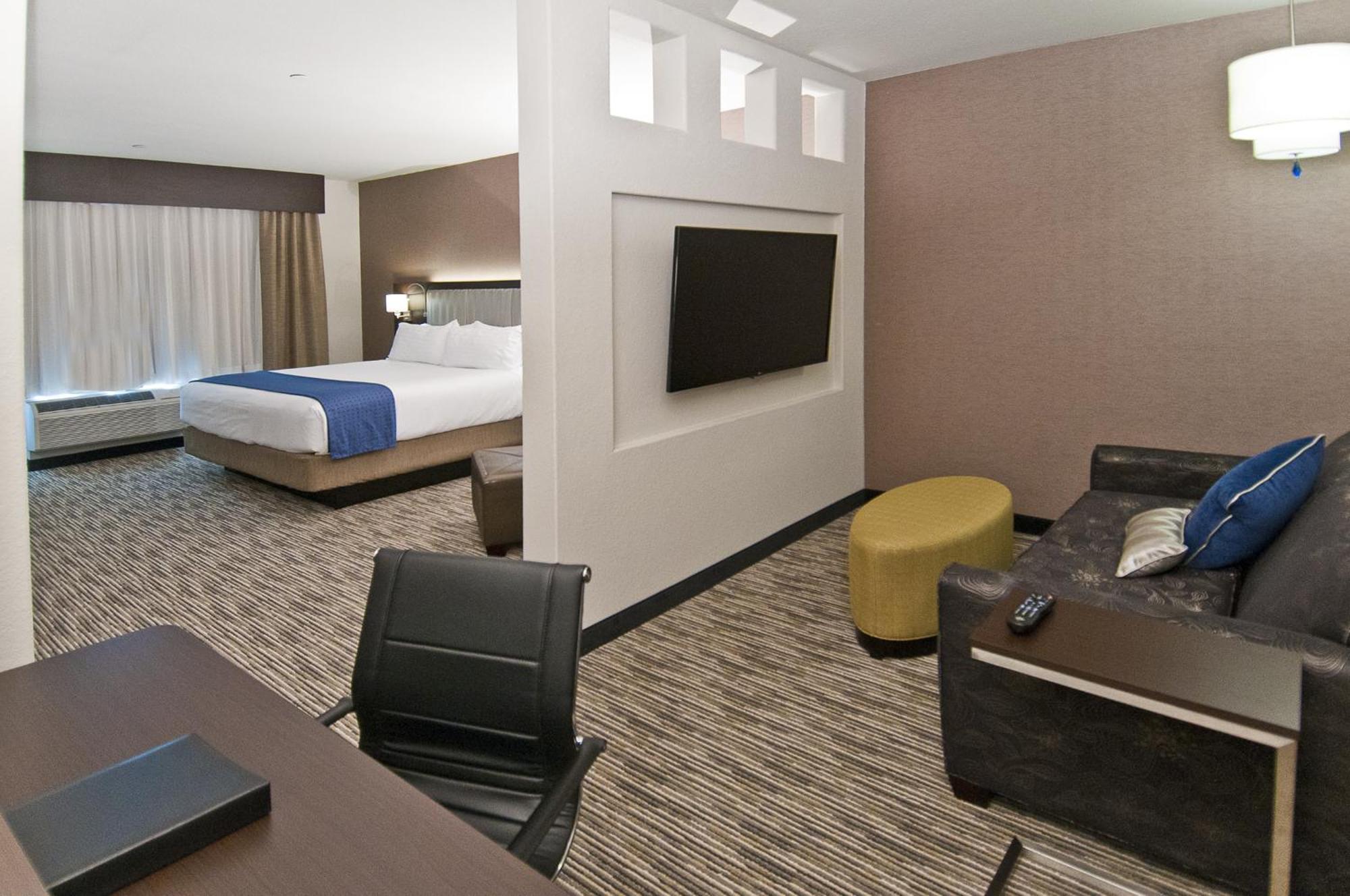 Queen Suite Two Queen Beds Additional Living Area